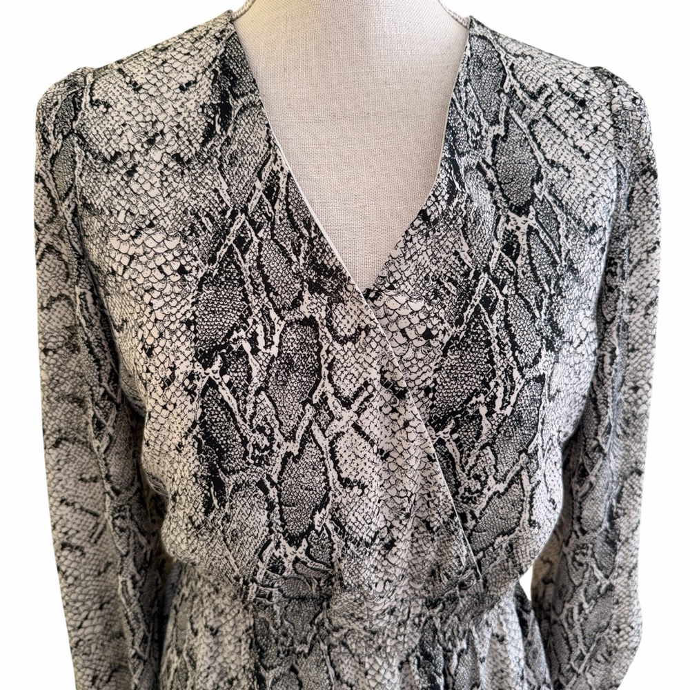 Banana Republic Cream/Black Snake Print Fit and Flare Surplice Dress S Petite - Picture 3 of 10